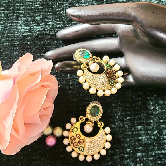 Beautiful- Semi-Precious Green/Clear Stones with Pearls - Round Earrings - Picture 9 of 12